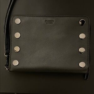 Hammitt brushed gun medal studs wristlet
Black Leatherw/brushed g/m stud